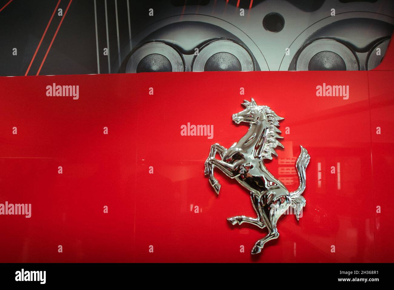 Bukarest, Rumänien, 5. Dezember 2009: Das Ferrari-Logo ist bei der Eröffnung des Ferrari-Showrooms in Bukarest zu sehen. Stockfoto