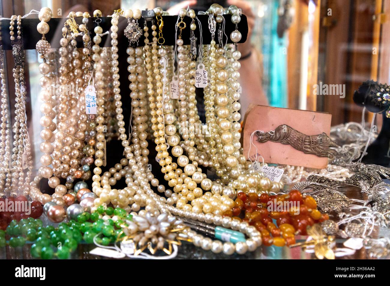 Vintage-Schmuck und Perlenketten in einem Antiquitätengeschäft (Hampton Court Emporium, East Molesay, UK) Stockfoto