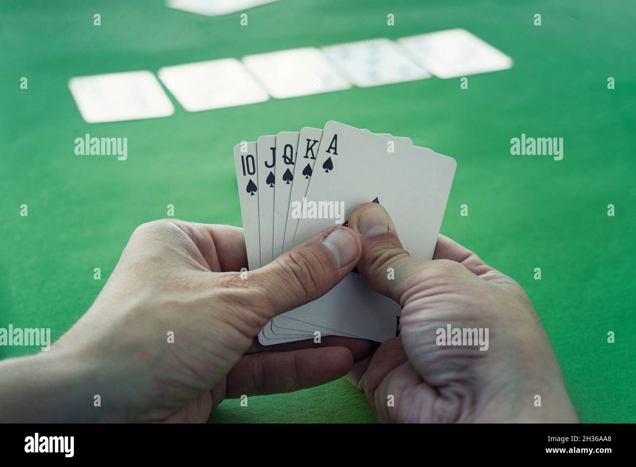 Royal Flush ist die beste Gewinnkombination im Poker. Gewinnen im Casino. Glück im Spiel. Karten in der Hand eines Mannes auf dem Hintergrund einer Ca Stockfoto