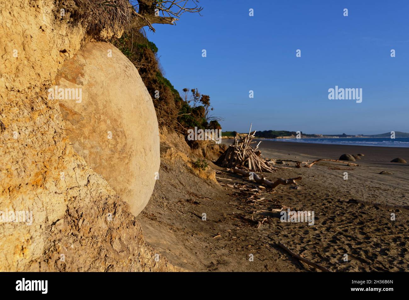 Die runden Felsbrocken von Moeraki entstehen durch den geologischen Prozess, der Calcitbetonung genannt wird Stockfoto