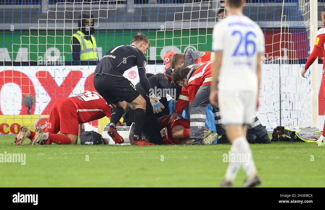 Duisburg, Deutschland. 25. Okt, 2021. firo: 25.10.2021 Fuvuball: Fußball: 3. Bundesliga, Saison 2021/2022 MSV Duisburg - 1.FC Kaiserslautern 1: 1 Kopfverletzung, Verletzung, Felix Goetze, GV? Tze, Bahre, Sanitäter, MSV-Torwart Leo Weinkauf besorgt und erste Hilfe hilft stabile Seitenlage, verletzt Kredit: dpa/Alamy Live News Stockfoto