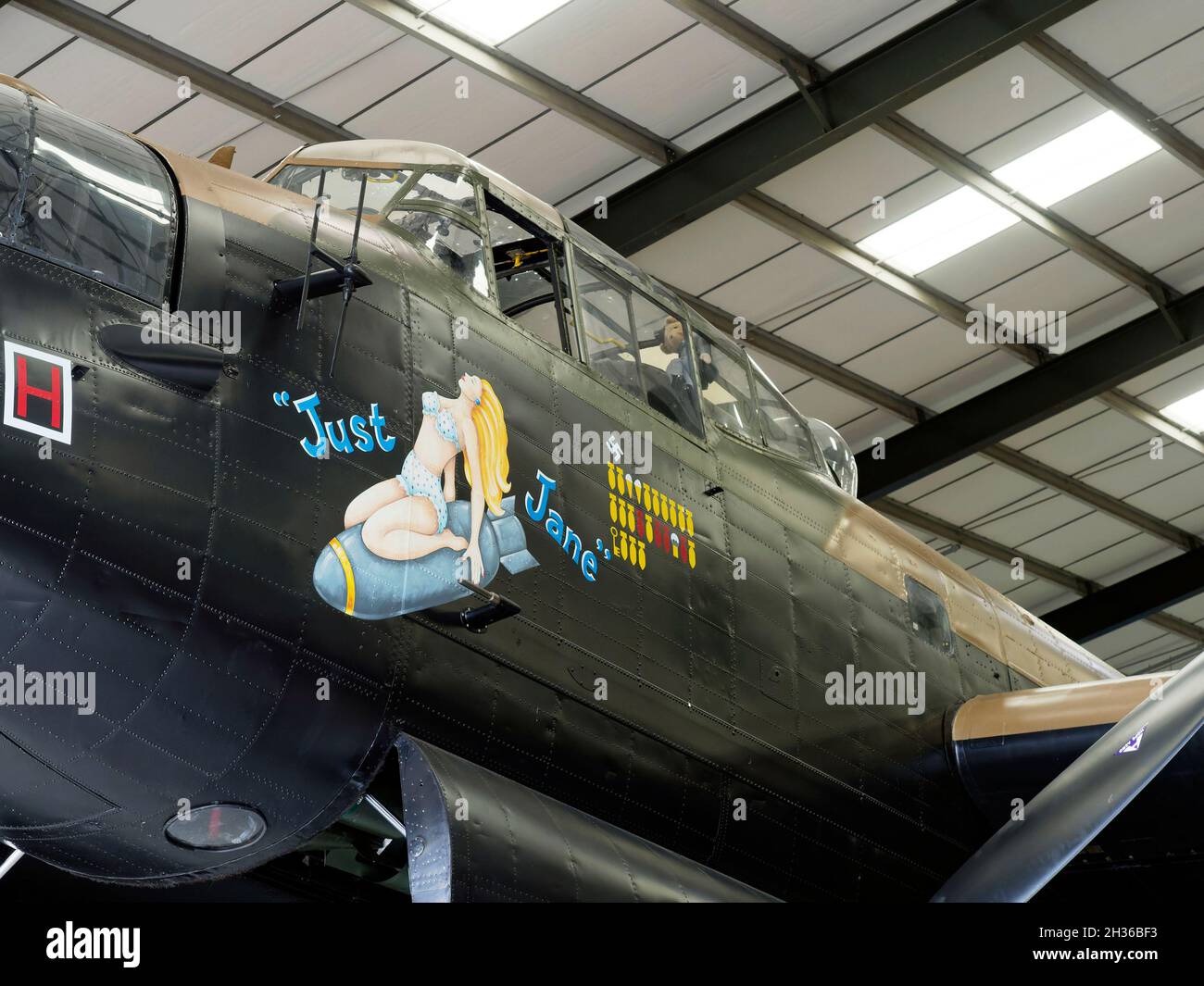 Nasenkunst auf Avro Lancaster NX611 'Just Jane' ujnder Restaurierung im Lincolnshire Aviation Heritage Centre, East Kirkby Airfield nahe Spilsby. Stockfoto