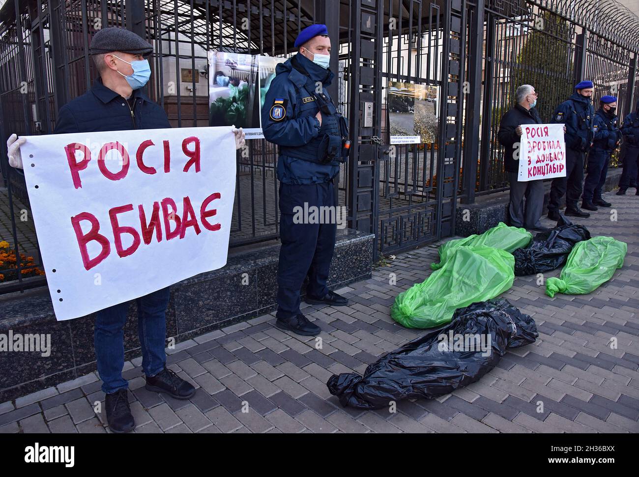 KIEW, UKRAINE - 25. OKTOBER 2021 - die Protestaktion gegen die Politik der Isolation und der Nichtversorgung der Bewohner des Versucher Stockfoto