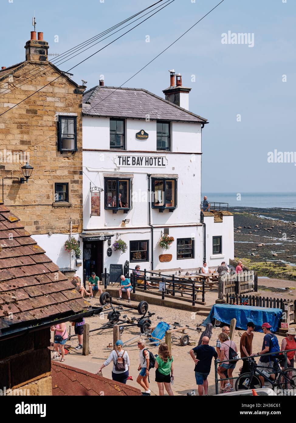 Besuch von Sommertouristen an einem geschäftigen Tag in Robin Hood's Bay, einem kleinen Fischerdorf im North York Moors National Park, Yorkshire England Stockfoto