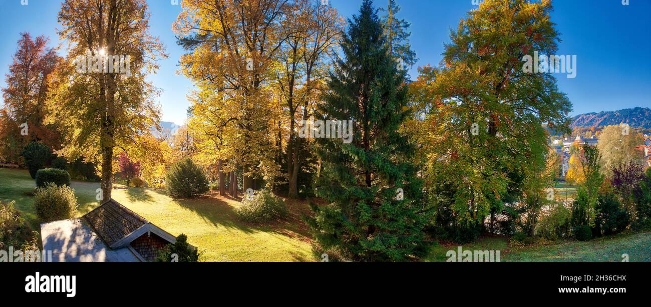DE - BAVARIA: Herbstszene an der Isar in Bad Tölz, Oberbayern (HDR-Fotografie) Stockfoto