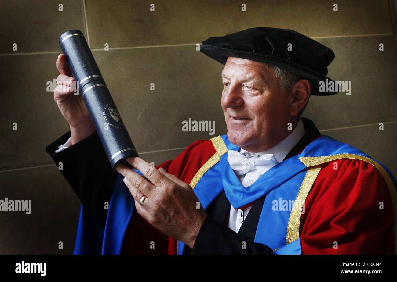 Aktenfoto vom 27-06-2012 des ehemaligen Rangers-Managers Walter Smith, der einen Ehrendoktortitel von der Glasgow Caledonian University erhielt. Walter Smith, ehemaliger Manager von Scotland, Rangers und Everton, ist im Alter von 73 Jahren gestorben, wie die Rangers mitteilten. Ausgabedatum: Dienstag, 26. Oktober 2021. Stockfoto