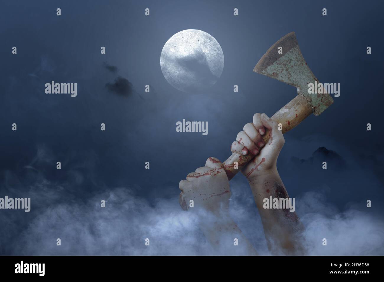 Zombie Hände mit Wunde halten Axt mit der Nachtszene Hintergrund Stockfoto