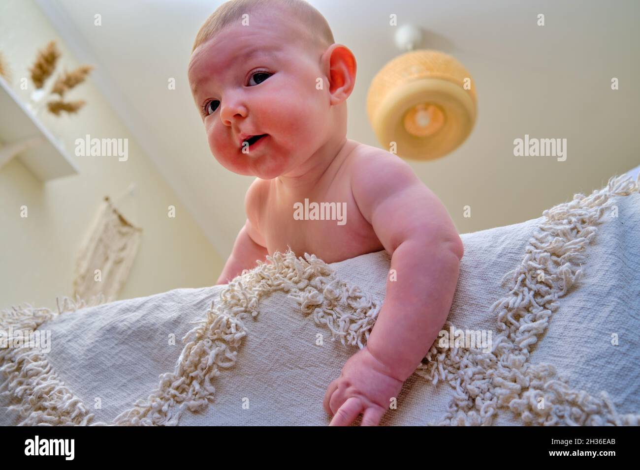 Baby fällt ohne Aufsicht durch die Eltern aus dem Bett und kann verletzt  werden, Konzept Stockfotografie - Alamy