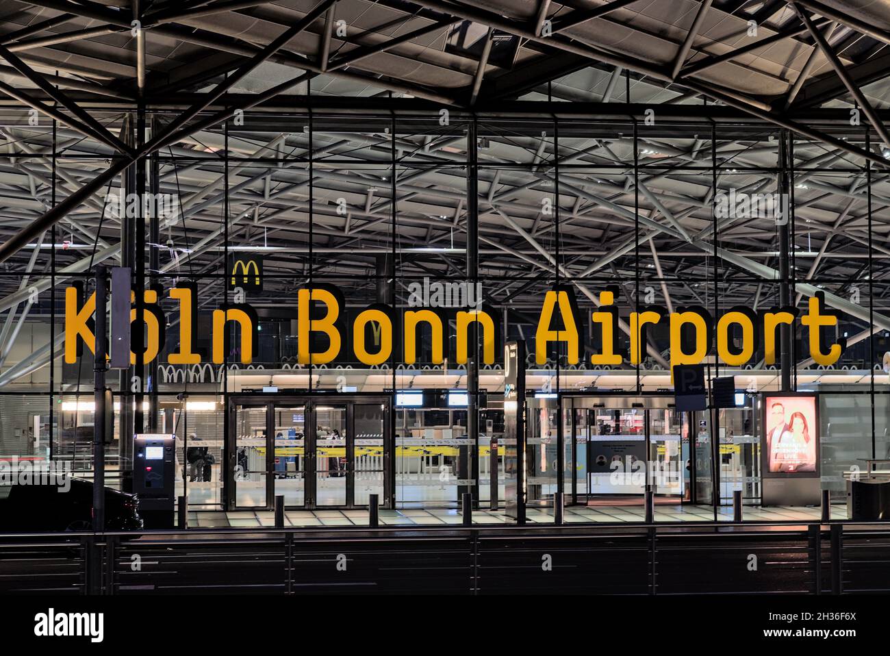 KÖLN, DEUTSCHLAND - 12. Sep 2021: Ein Flughafen Köln-Bonn - beleuchtete Check-in-Halle Moderne Glasfassade Stockfoto