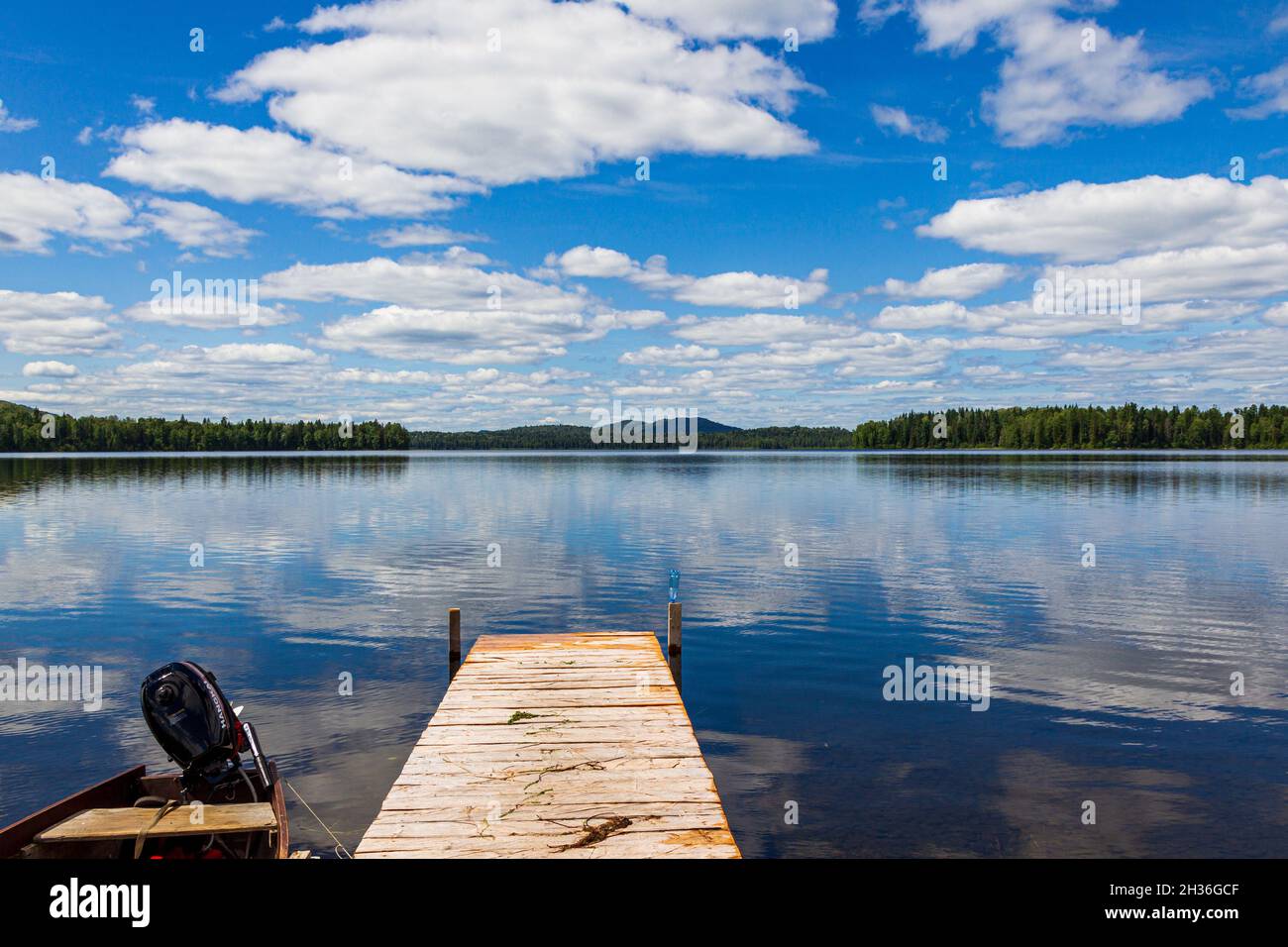 Ein kleiner Pier für Fischer am See. Sibirien, Russland Stockfoto