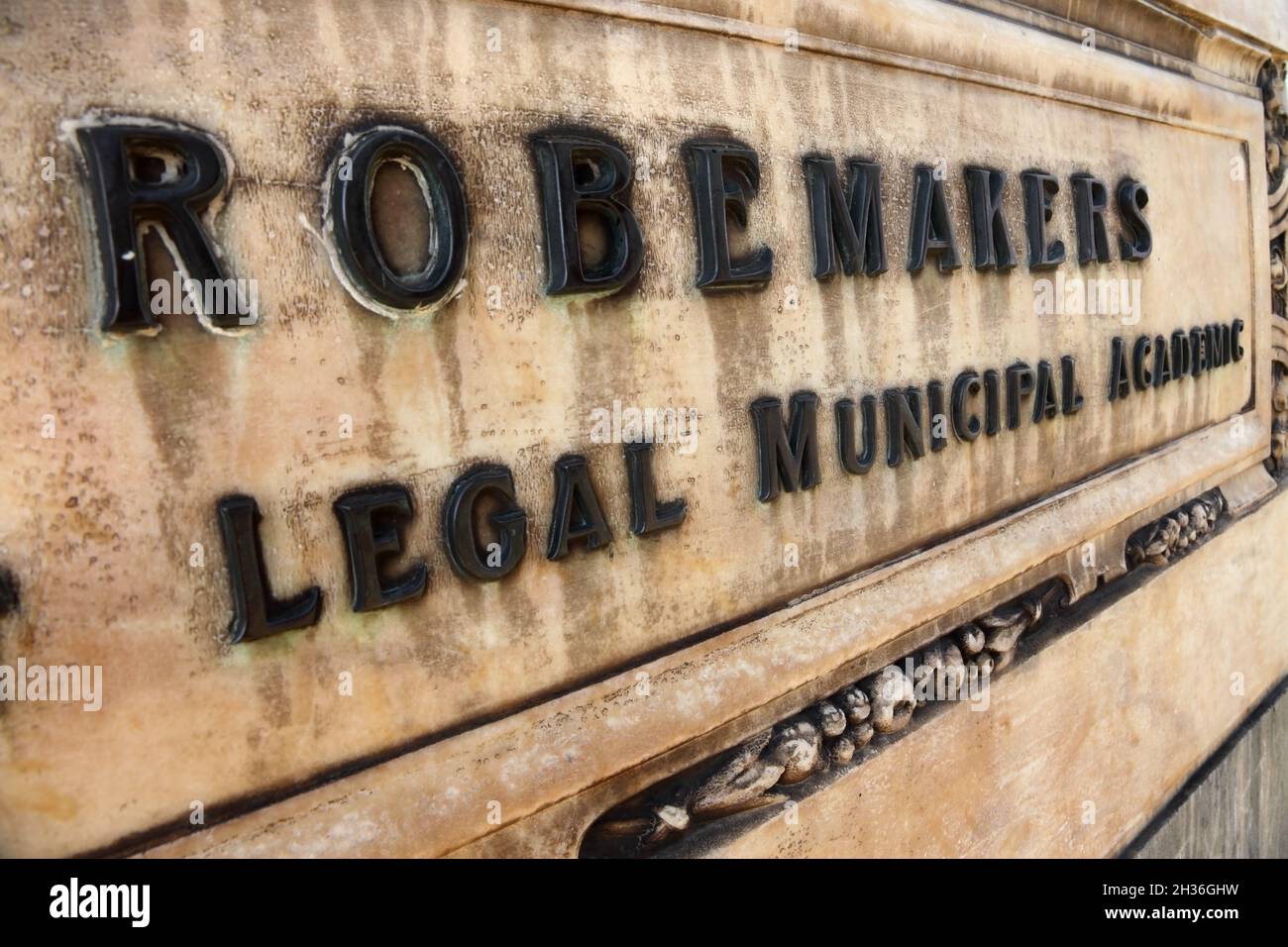 Melden Sie sich für ein Gebäude in der Princes Street, Edinburgh, Schottland, an, um ein Geschäft für legale, kommunale und akademische Raubritter zu erwerben. Stockfoto