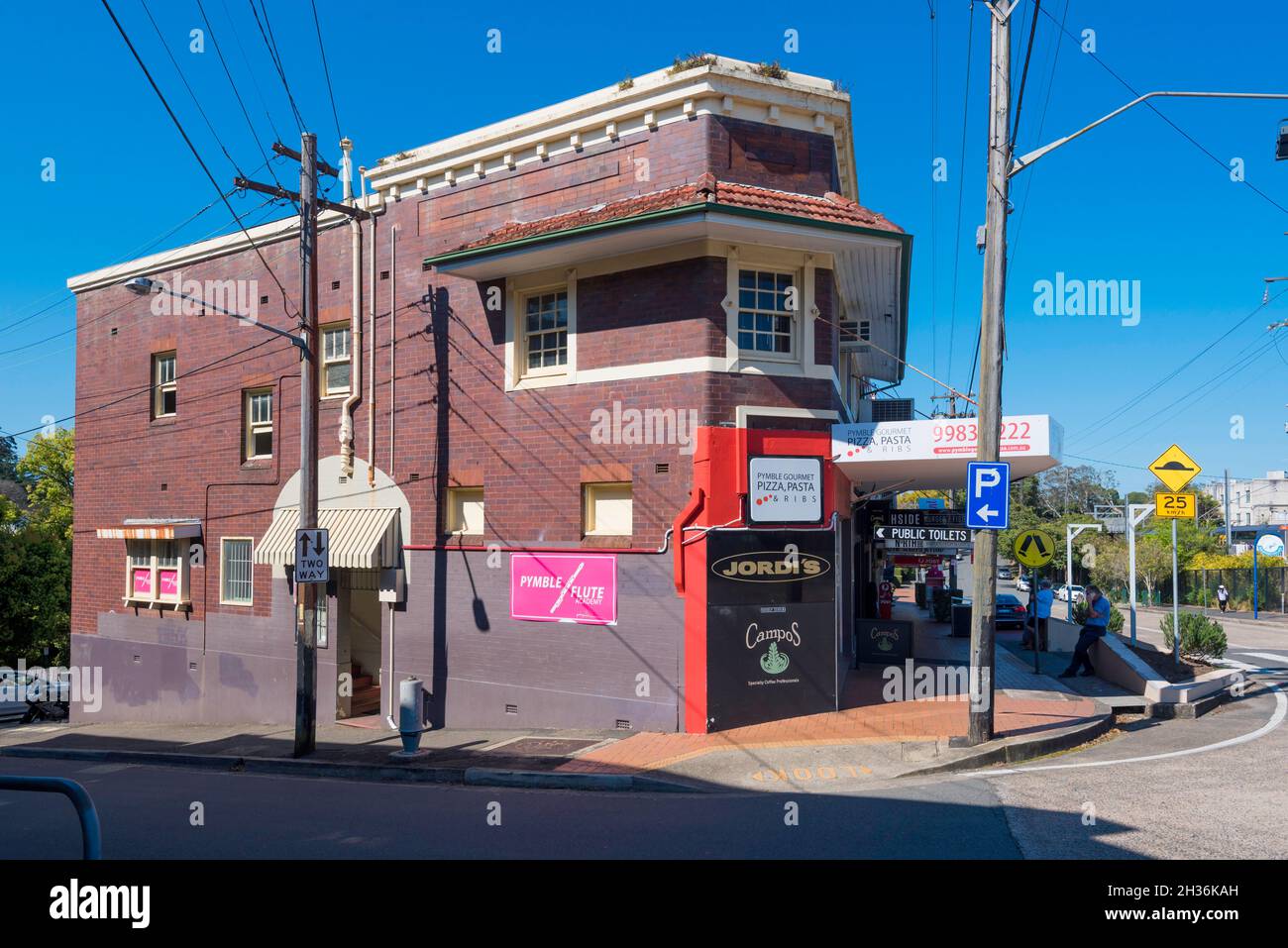 Ein zweistöckiges Backsteingebäude aus der Zwischenkriegszeit an der Ecke der Einkaufsstraße an der Grandview Lane und der Grandview Avenue in Pymble, New South Wales, Australien Stockfoto