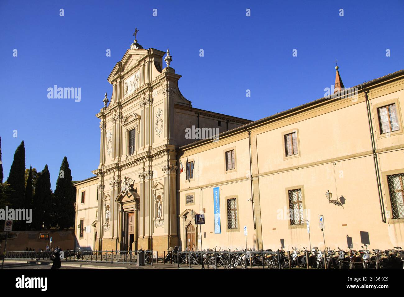 San Marco Kirche in Florenz, Italien. Historisches Zentrum mit Basilica di San Marco - St Mark english - Kirche, Kloster und Museo Nazionale mit blauen sk Stockfoto