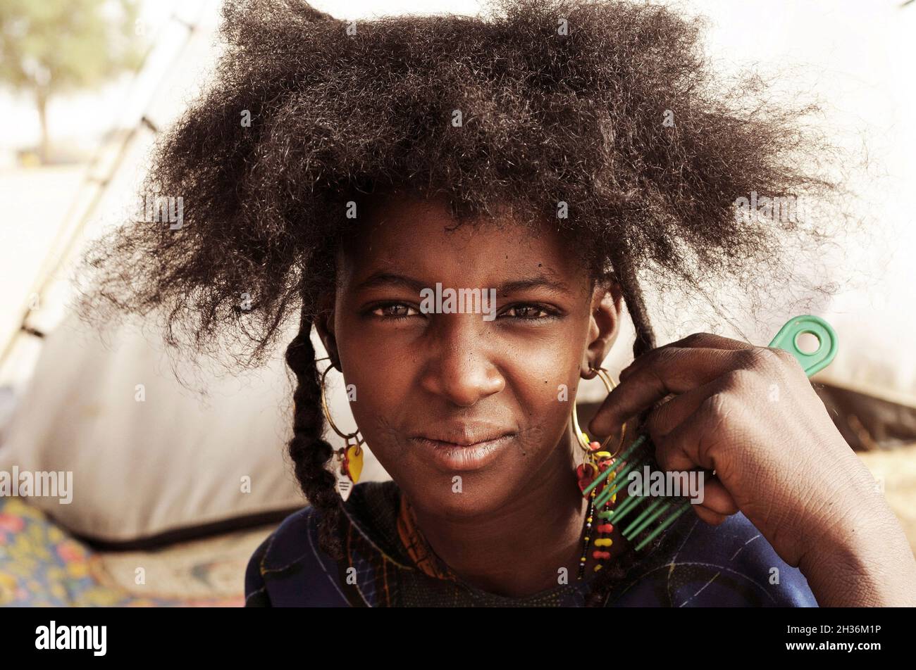 NIGER. TAGAYET. DIE WODAABE ODER BORORO SIND EINE KLEINE UNTERGRUPPE DER FULANI-ETHNIE Stockfoto