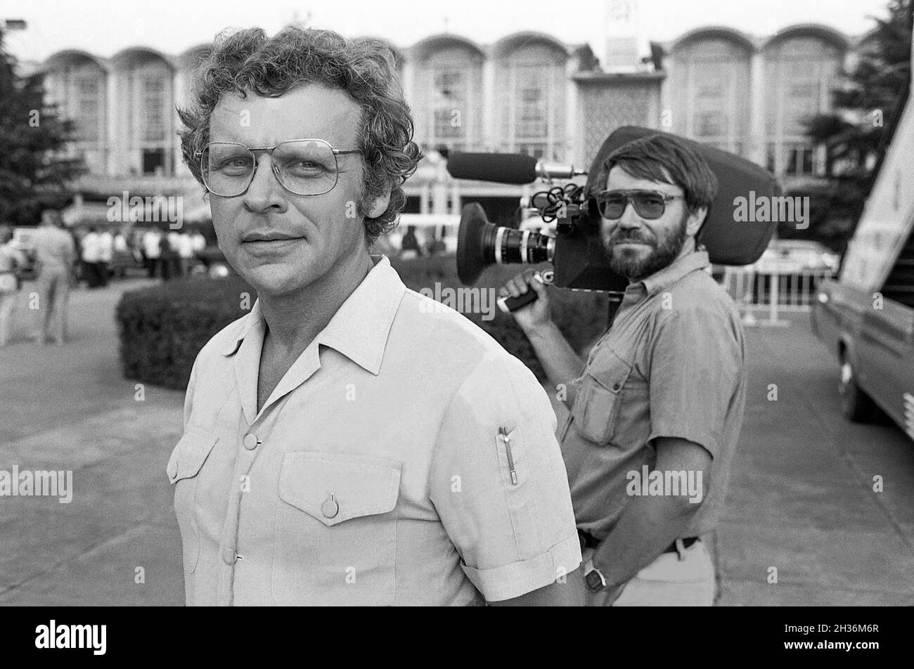 HERMAN LINDQVIST, schwedischer Journalist und Autor in Peking, China, mit dem schwedischen Fernsehfotografen Claes-Göran Bjernér während des Staatsbesuchs schwedischer Königspaare in China Stockfoto