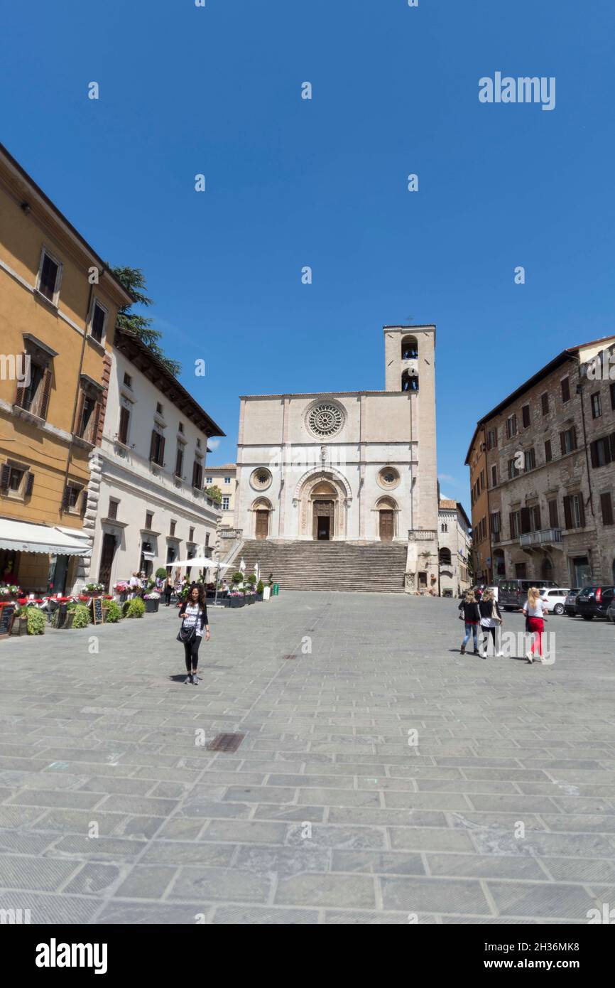 Piazza del Popolo, Blick auf die Kathedrale der Heiligen Annunziata, Stadtbild, Todi, Umbrien, Italien, Europa Stockfoto