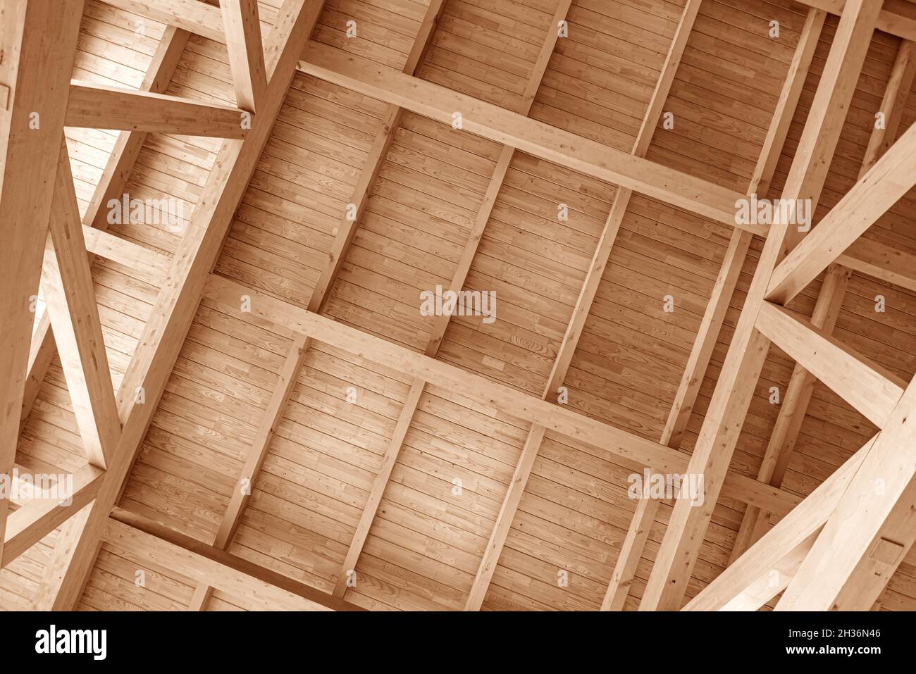 Holzdachkonstruktion. Überlappend ein Holzhaus. Stockfoto