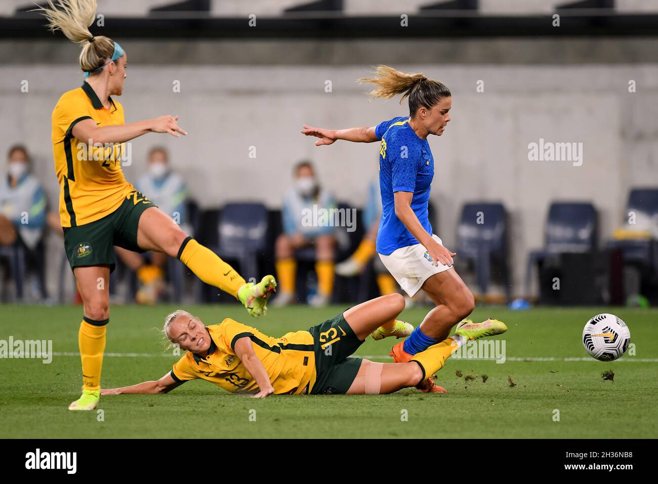 Sydney, Australien, 26. Oktober 2021. Tameka Yallop aus Australien spielt Tamires aus Brasilien während des Internationalen Frauenfußballspiels zwischen der australischen Matildas und Brasilien am 26. Oktober 2021 im CommBank Stadium in Sydney, Australien. Quelle: Steven Markham/Speed Media/Alamy Live News Stockfoto