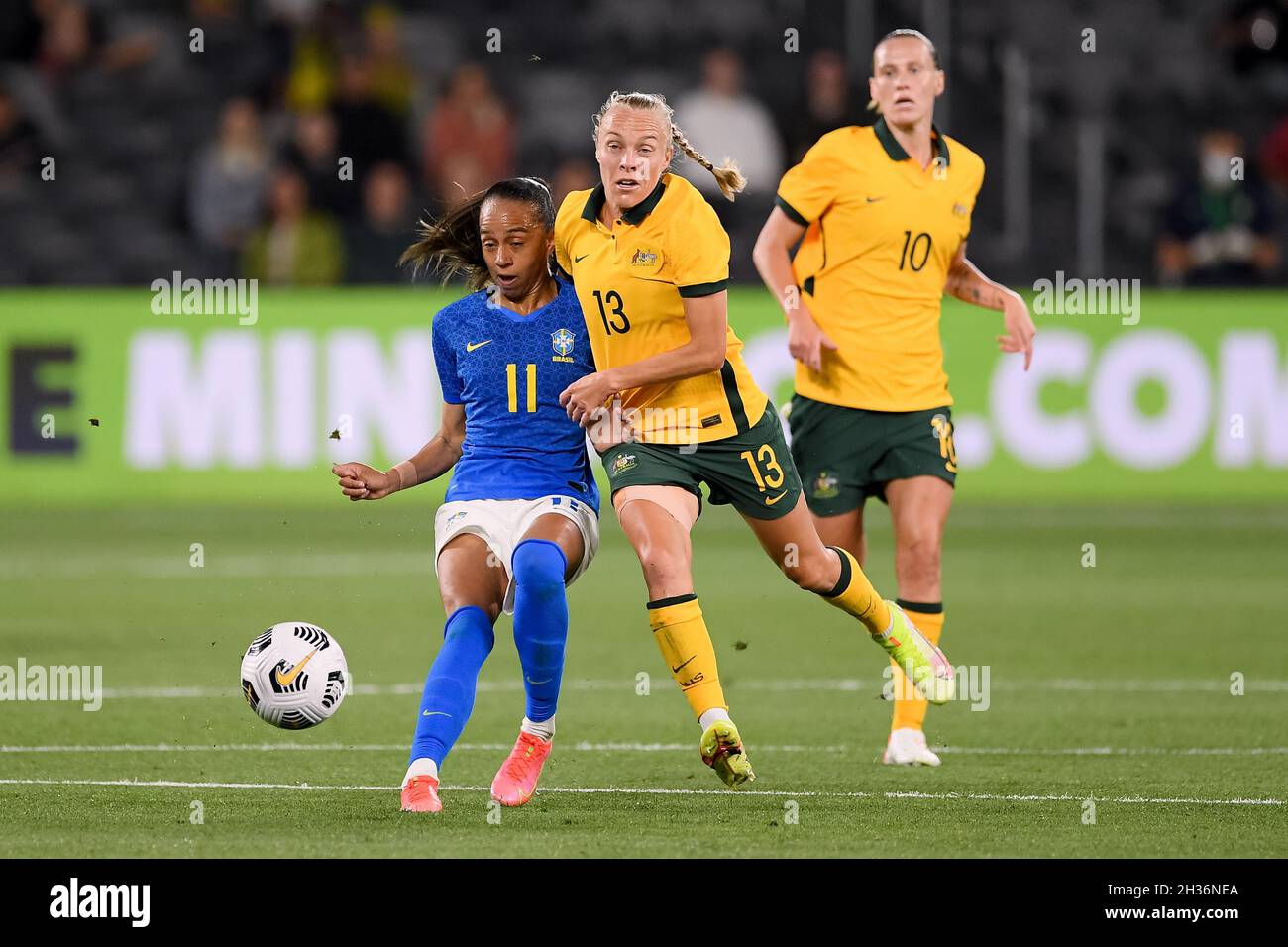 Sydney, Australien, 26. Oktober 2021. Tameka Yallop aus Australien und Adriana aus Brasilien bestreiten den Ball während des Internationalen Frauenfußballspiels zwischen der australischen Matildas und Brasilien am 26. Oktober 2021 im CommBank Stadium in Sydney, Australien. Quelle: Steven Markham/Speed Media/Alamy Live News Stockfoto