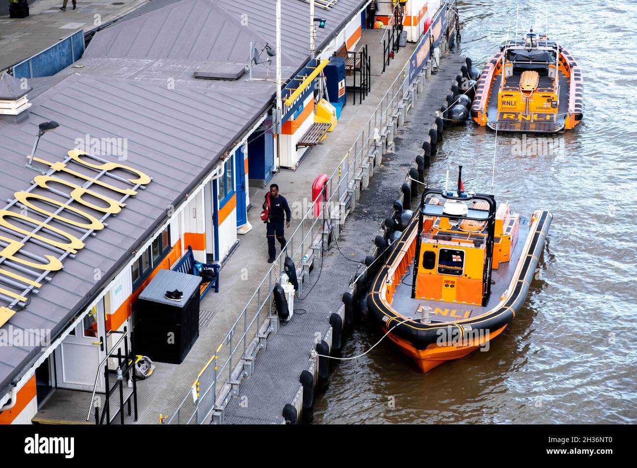 River Thames Royal Lifeboat National Lifeboat Institution Station Waterloo Bridge London Mit Zwei Rettungsbooten Oder Einem Boot, Das An Liegeplätze Am Hafen Gebunden Ist Stockfoto