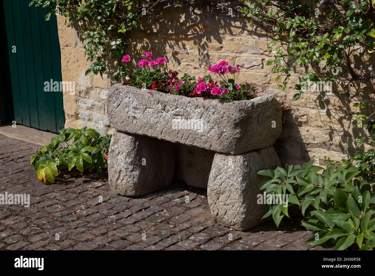 Sone Sommergarten Display Trog im englischen Garten Stockfoto