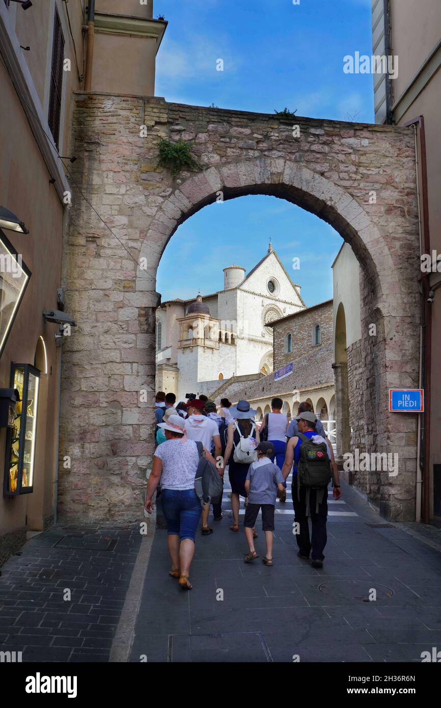 Via Frate Elia Straße, Touristen, Blick auf die Basilika des heiligen Franziskus, Assisi, Umbrien, Italien, Europa Stockfoto