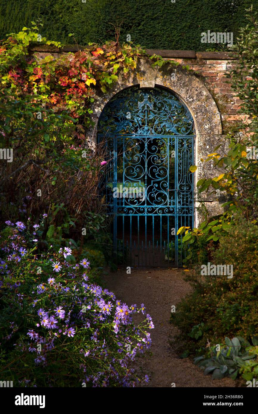 Metall Tor zu dekorativen ummauerten Gärten im Rousham House, Oxfordshire, England Stockfoto