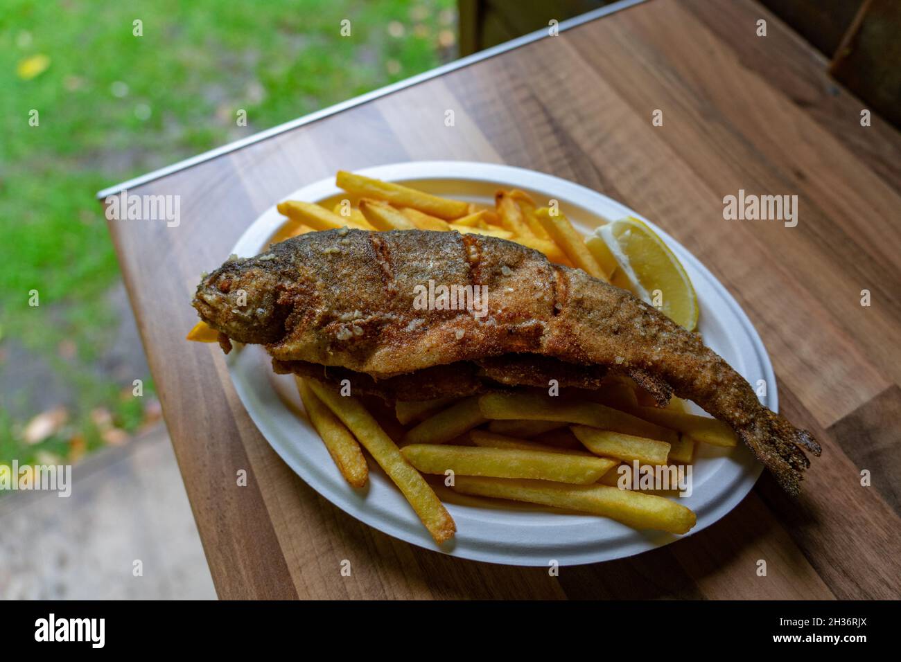 Frittierte Forelle Pisztrang Fisch traditionelle Lebensmittel in Szalajka Tal Ungarn Stockfoto