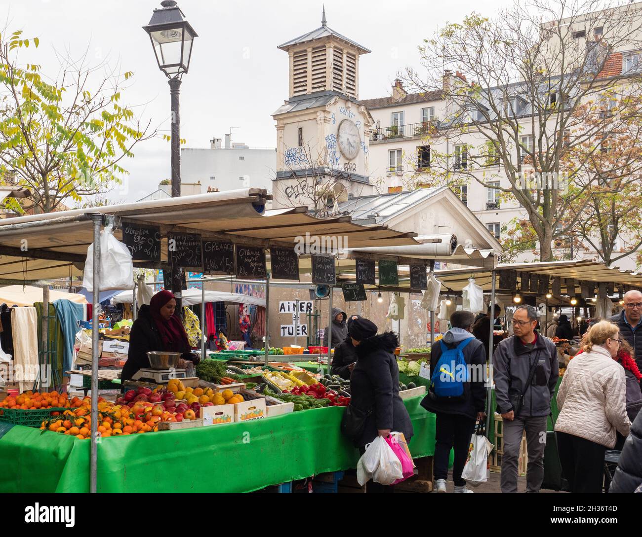 Paris, Frankreich - 11. Februar 2019: Geschäftige Atmosphäre während des Montagsmarktes auf dem Place d'Aligre Stockfoto