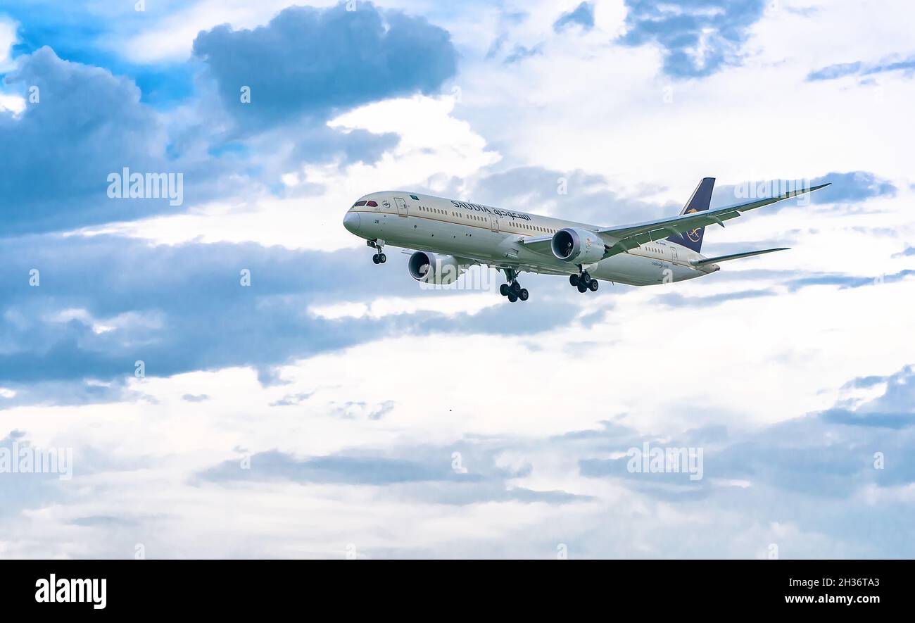 Frachtflugzeug mit der Nummer HZ-AR28 Boeing 787 von Saudi Arabian Airlines, das am internationalen Flughafen Tan Son Nhat, Ho Chi Minh City, Vietnam, landet Stockfoto