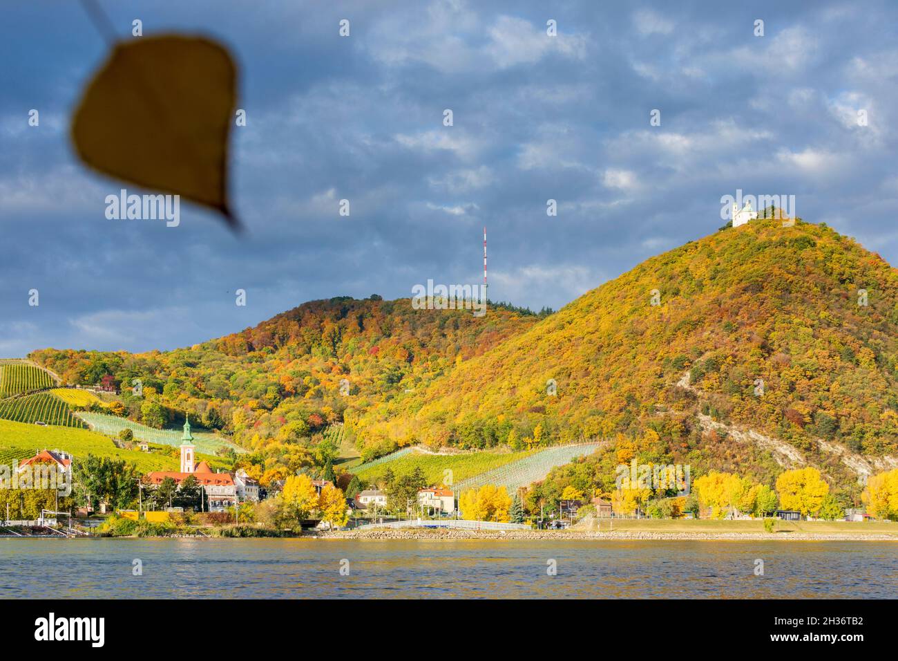 Berg leopoldsberg mit kirche Fotos und Bildmaterial in hoher