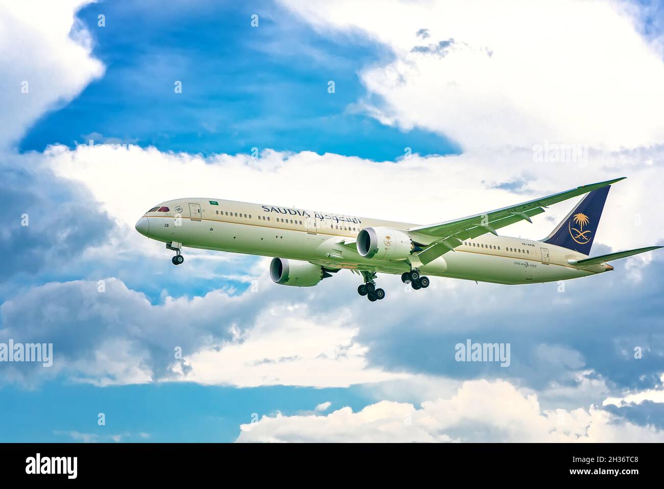 Frachtflugzeug mit der Nummer HZ-AR28 Boeing 787 von Saudi Arabian Airlines, das am internationalen Flughafen Tan Son Nhat, Ho Chi Minh City, Vietnam, landet Stockfoto