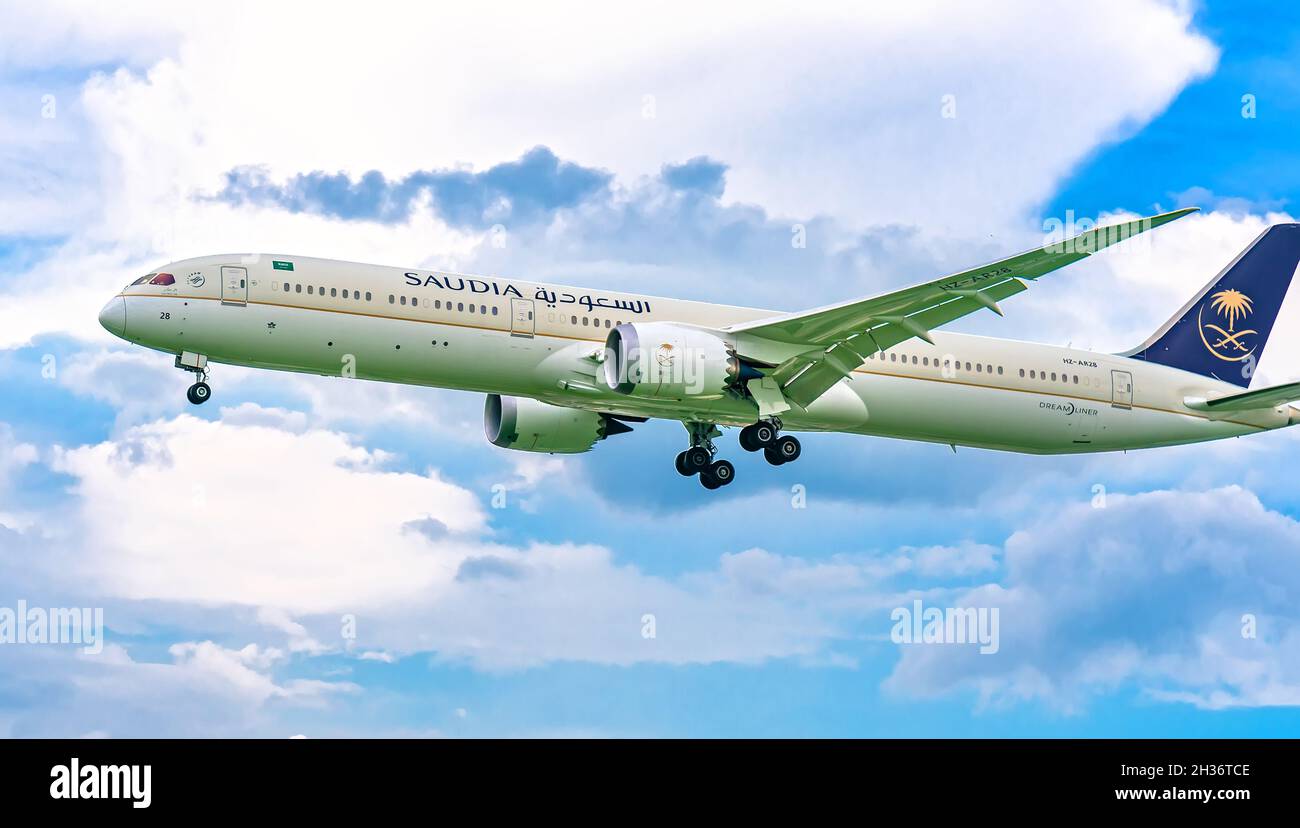 Frachtflugzeug mit der Nummer HZ-AR28 Boeing 787 von Saudi Arabian Airlines, das am internationalen Flughafen Tan Son Nhat, Ho Chi Minh City, Vietnam, landet Stockfoto