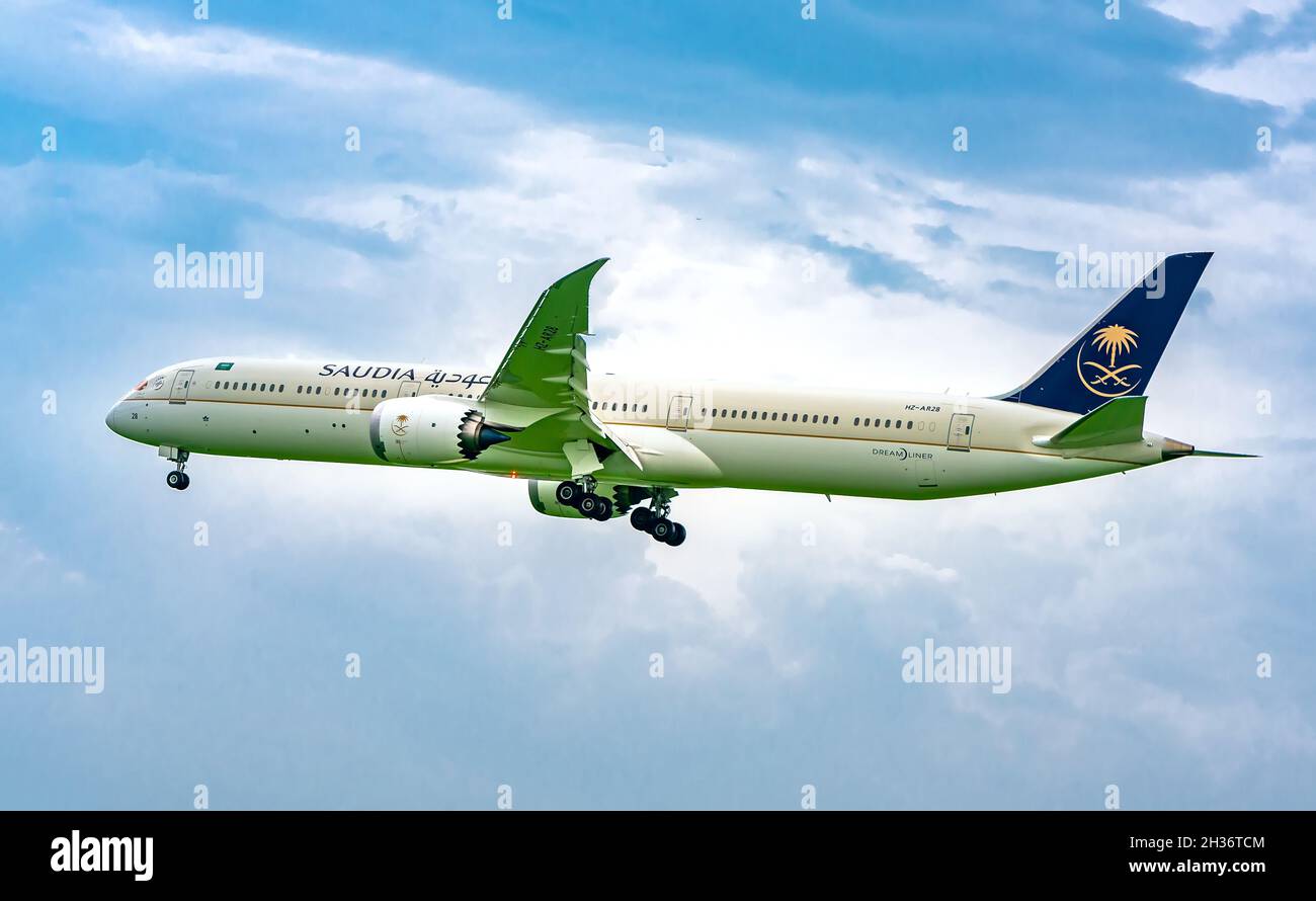 Frachtflugzeug mit der Nummer HZ-AR28 Boeing 787 von Saudi Arabian Airlines, das am internationalen Flughafen Tan Son Nhat, Ho Chi Minh City, Vietnam, landet Stockfoto