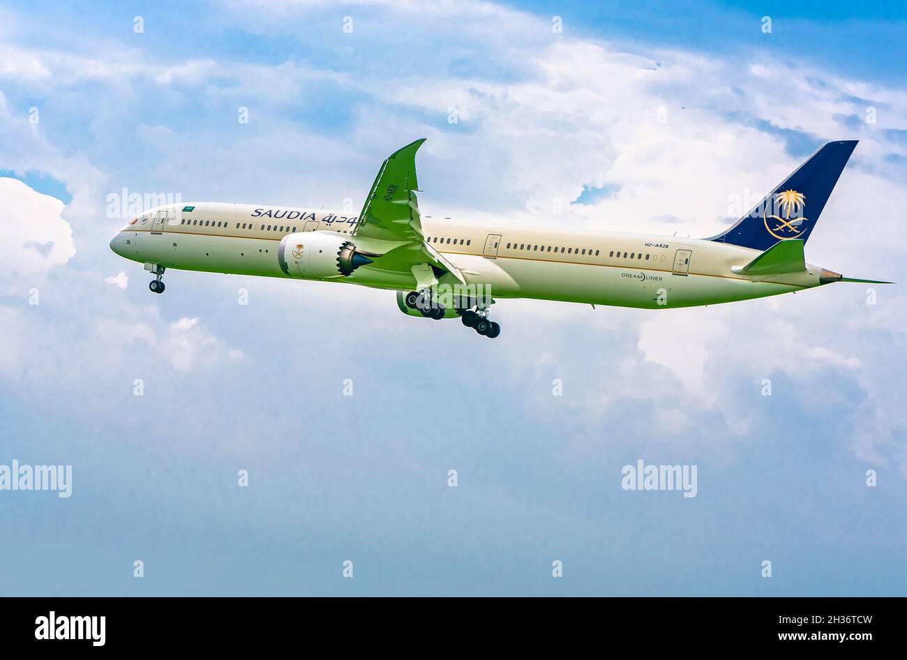 Frachtflugzeug mit der Nummer HZ-AR28 Boeing 787 von Saudi Arabian Airlines, das am internationalen Flughafen Tan Son Nhat, Ho Chi Minh City, Vietnam, landet Stockfoto