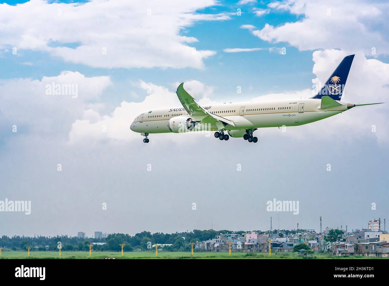 Frachtflugzeug mit der Nummer HZ-AR28 Boeing 787 von Saudi Arabian Airlines, das am internationalen Flughafen Tan Son Nhat, Ho Chi Minh City, Vietnam, landet Stockfoto