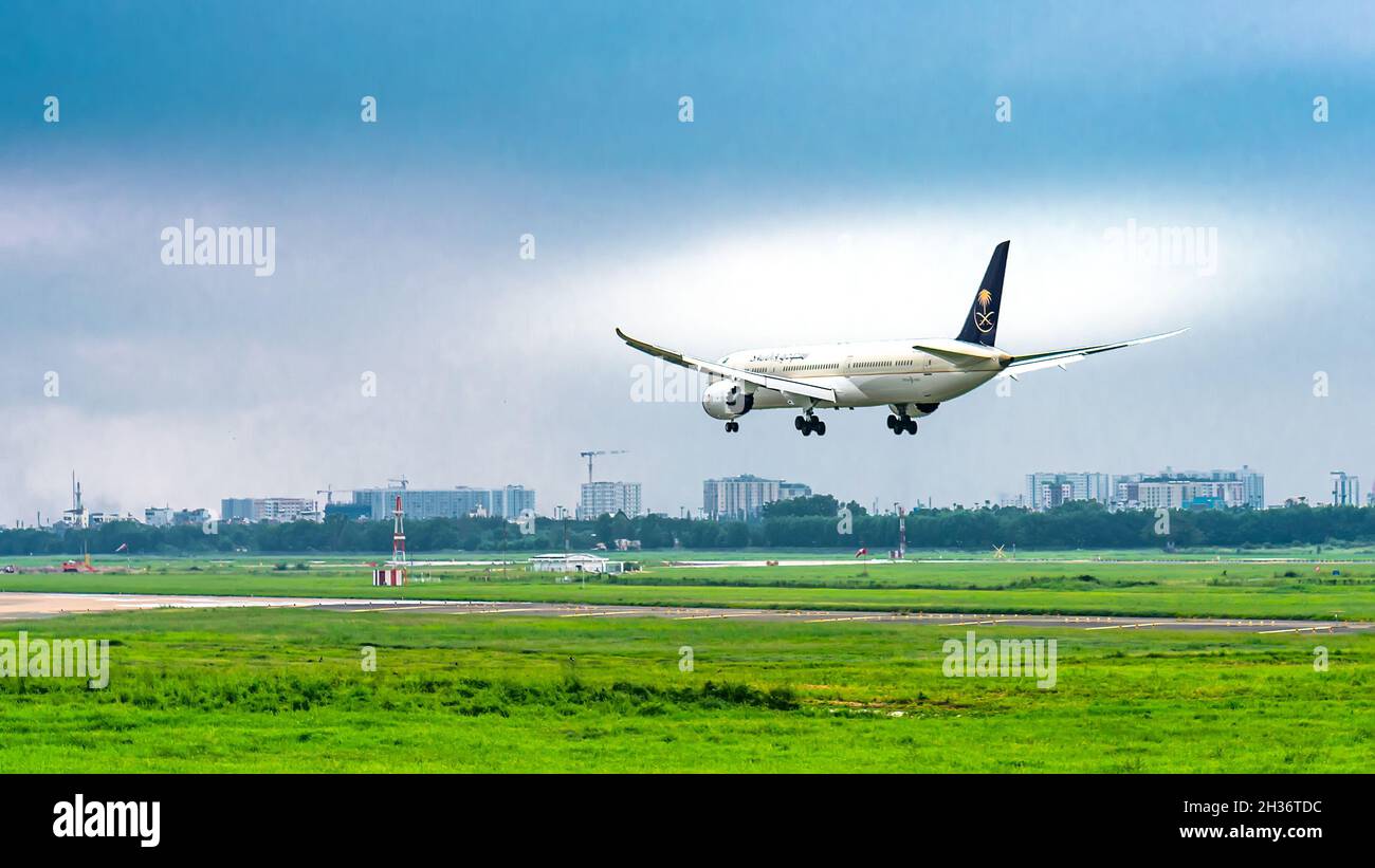 Frachtflugzeug mit der Nummer HZ-AR28 Boeing 787 von Saudi Arabian Airlines, das am internationalen Flughafen Tan Son Nhat, Ho Chi Minh City, Vietnam, landet Stockfoto