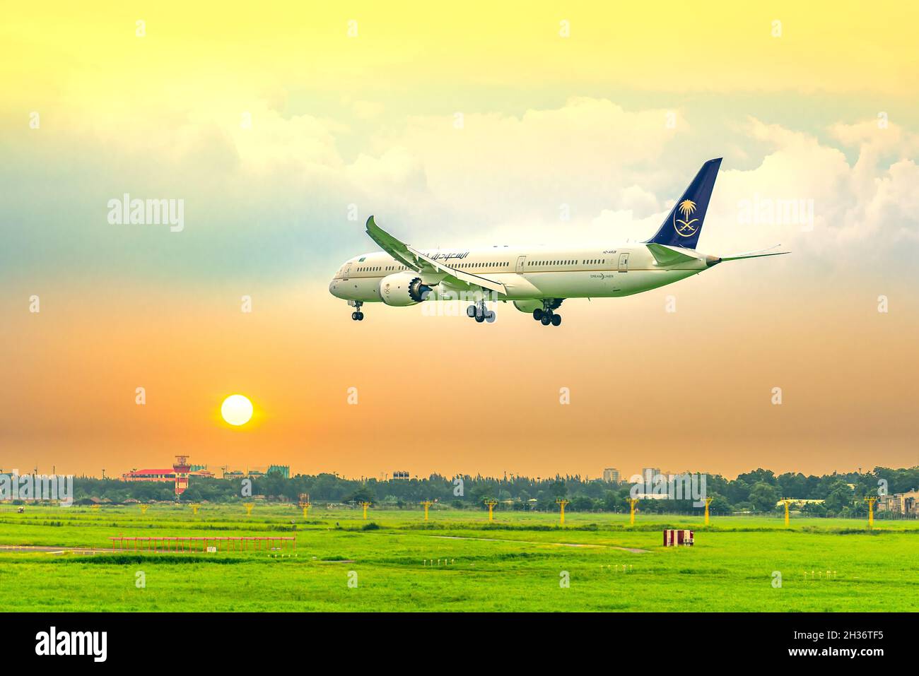 Frachtflugzeug mit der Nummer HZ-AR28 Boeing 787 von Saudi Arabian Airlines, das am internationalen Flughafen Tan Son Nhat, Ho Chi Minh City, Vietnam, landet Stockfoto