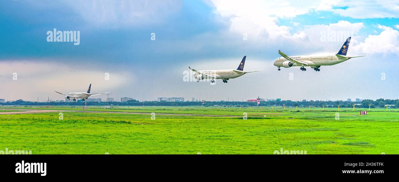 Frachtflugzeug mit der Nummer HZ-AR28 Boeing 787 von Saudi Arabian Airlines, das am internationalen Flughafen Tan Son Nhat, Ho Chi Minh City, Vietnam, landet Stockfoto