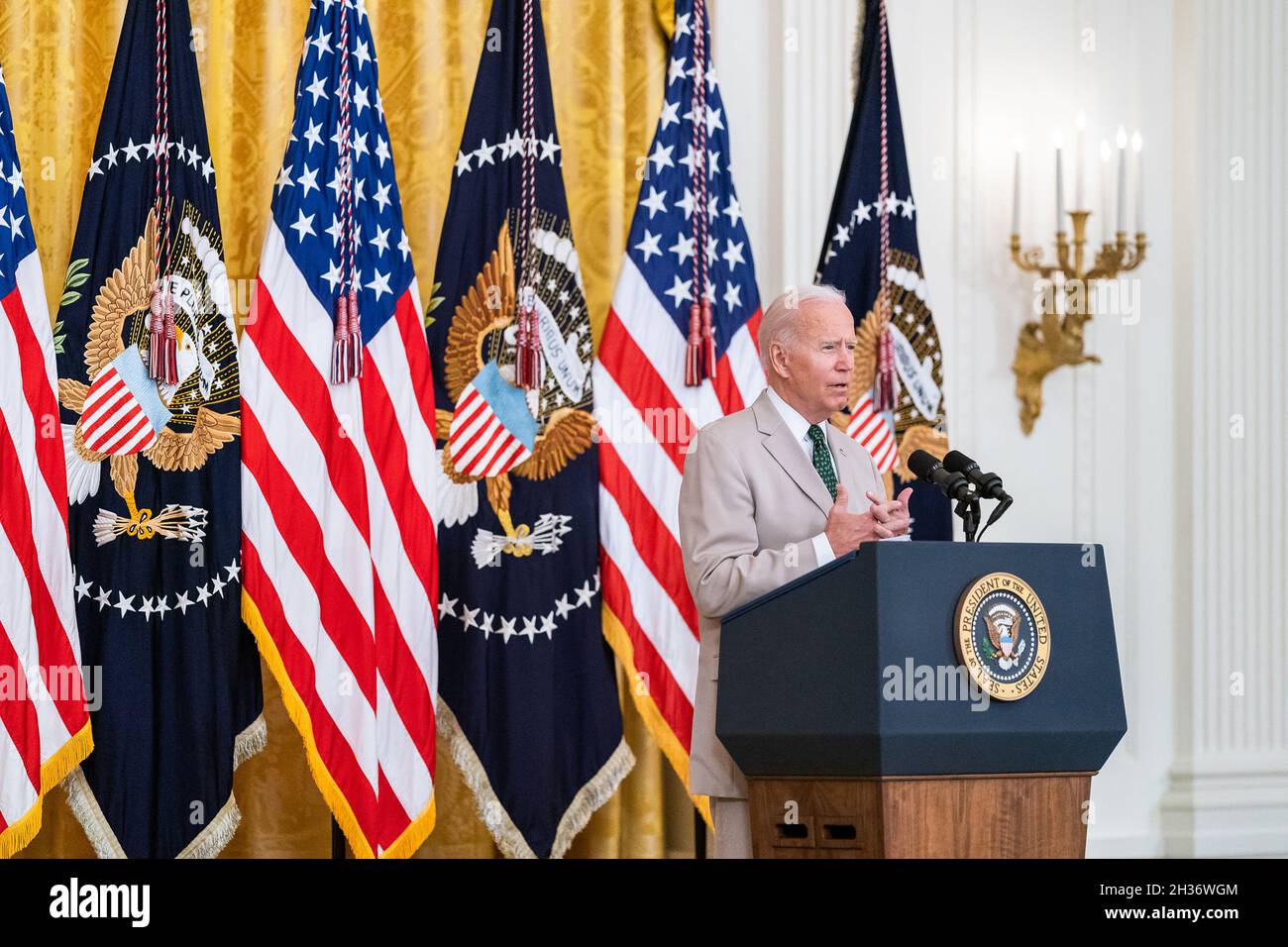 WASHINGTON DC, USA - 06. August 2021 - US-Präsident Joe Biden hält am Freitag, den 6. August 2021, im East Room der Rede Stockfoto