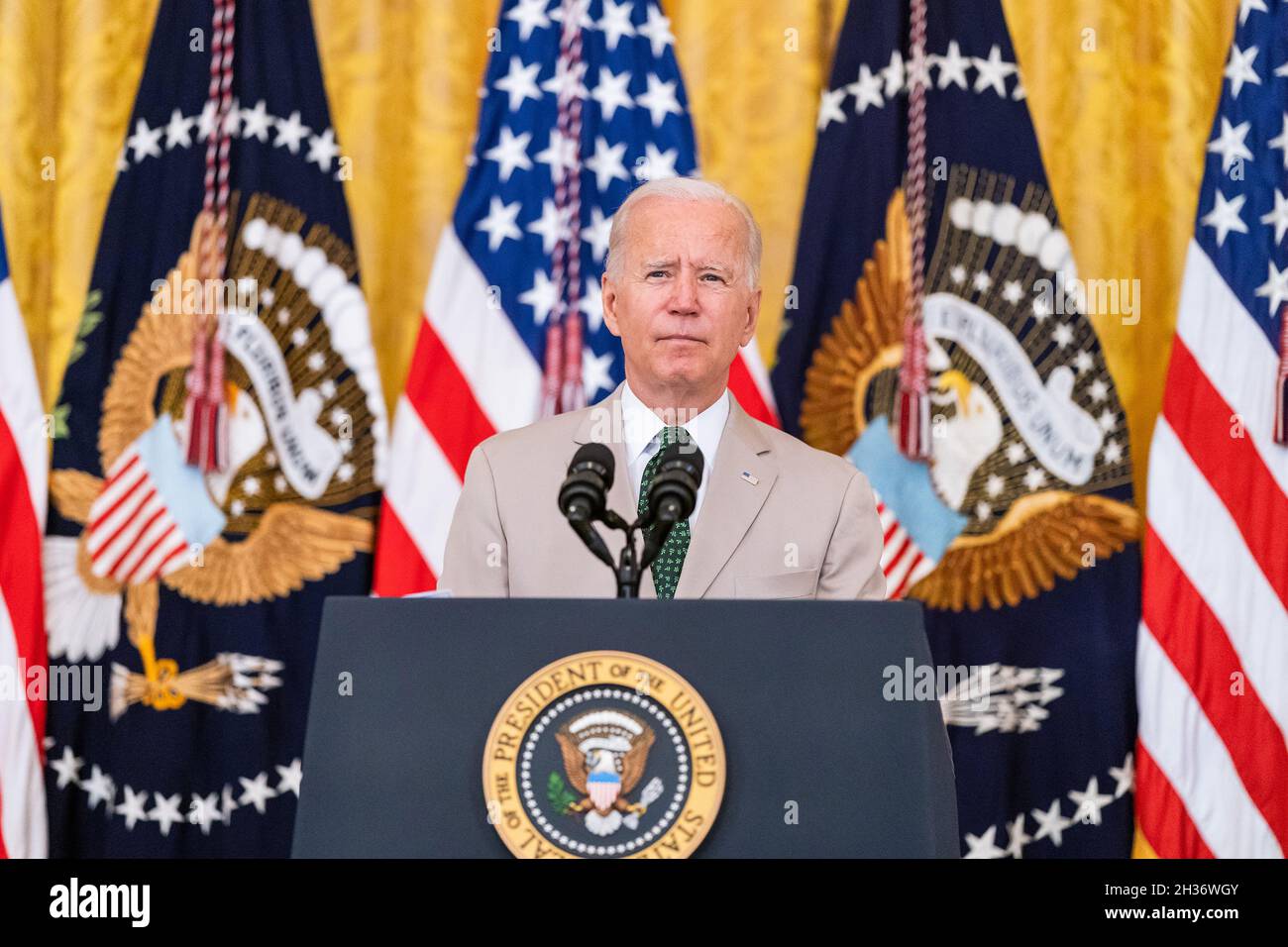 WASHINGTON DC, USA - 06. August 2021 - US-Präsident Joe Biden hält am Freitag, den 6. August 2021, im East Room der Rede Stockfoto
