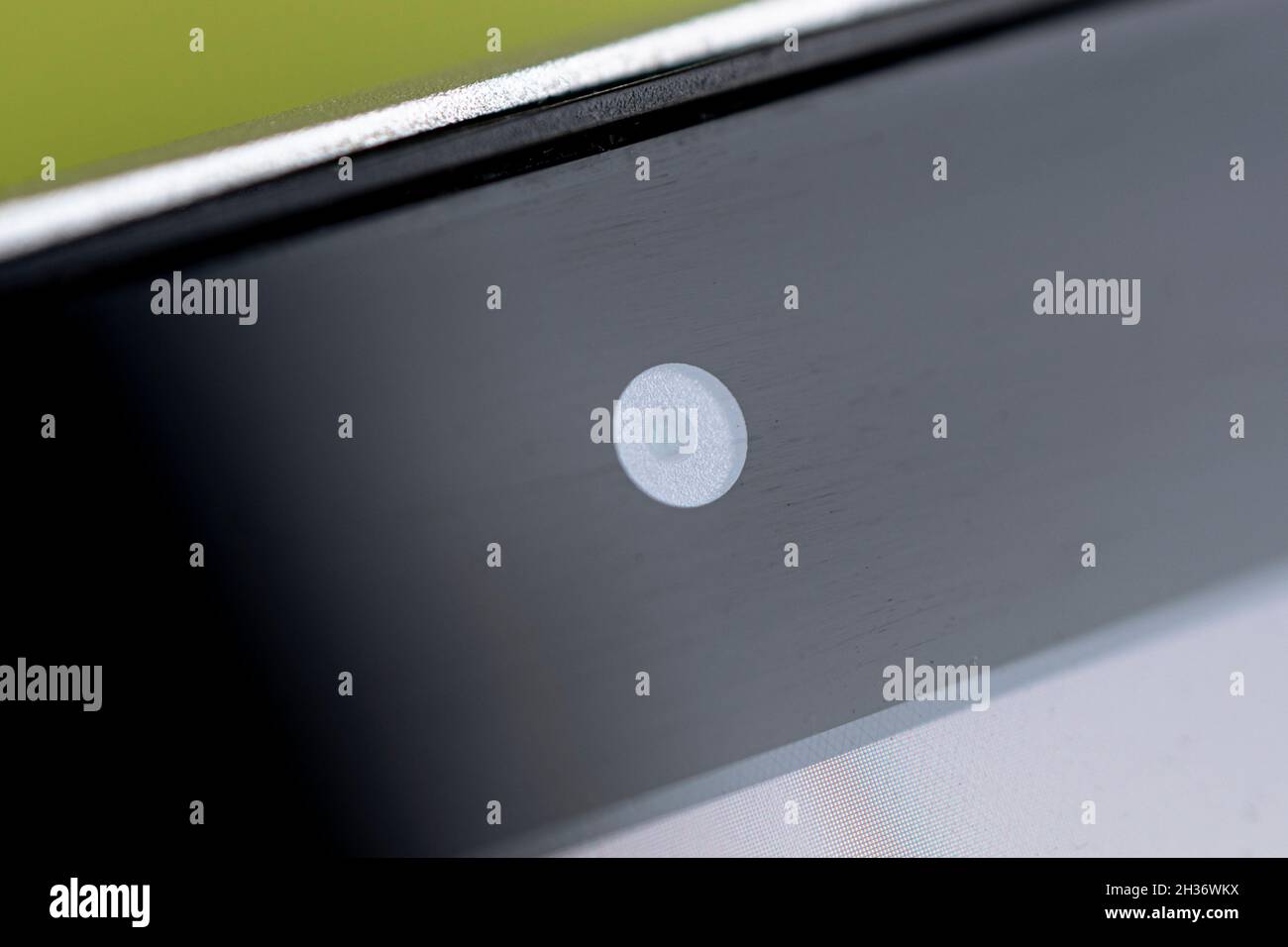 Die Frontkamera des Laptop-pcs aus der Nähe. Spionage über die Nutzung sozialer Netzwerke. Stockfoto