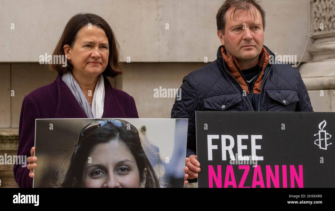 London, Großbritannien. Oktober 2021. Richard Ratcliffe, Ehemann der inhaftierten Nazanin Zaghari-Ratcliffe, im Hungerstreik wegen ihrer Freilassung vor dem Foreign and Commonwealth Office London, Großbritannien Catherine West, Schattenseite des Außenministeriums, Münster (links) mit richard ratcliffe, Credit: Ian Davidson/Alamy Live News Stockfoto