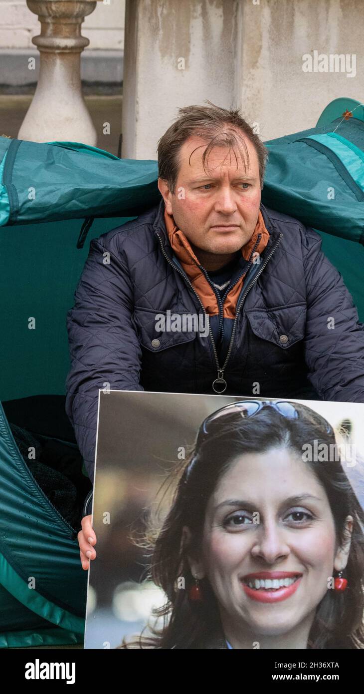 London, Großbritannien. Oktober 2021. Richard Ratcliffe, Ehemann von Nazanin Zaghari-Ratcliffe, der wegen ihrer Freilassung vor dem Außenministerium und dem Commonwealth Office in London im Hungerstreik war.Quelle: Ian Davidson/Alamy Live News Stockfoto