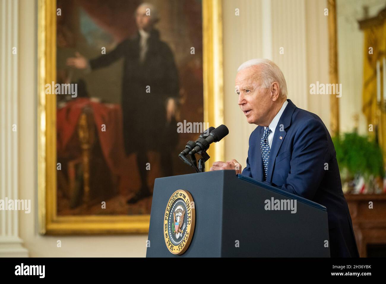 WASHINGTON DC, USA - 10. August 2021 - US-Präsident Joe Biden hält Bemerkungen zur Verabschiedung des parteiübergreifenden Infrastructure Investment and Jobs Act, Stockfoto