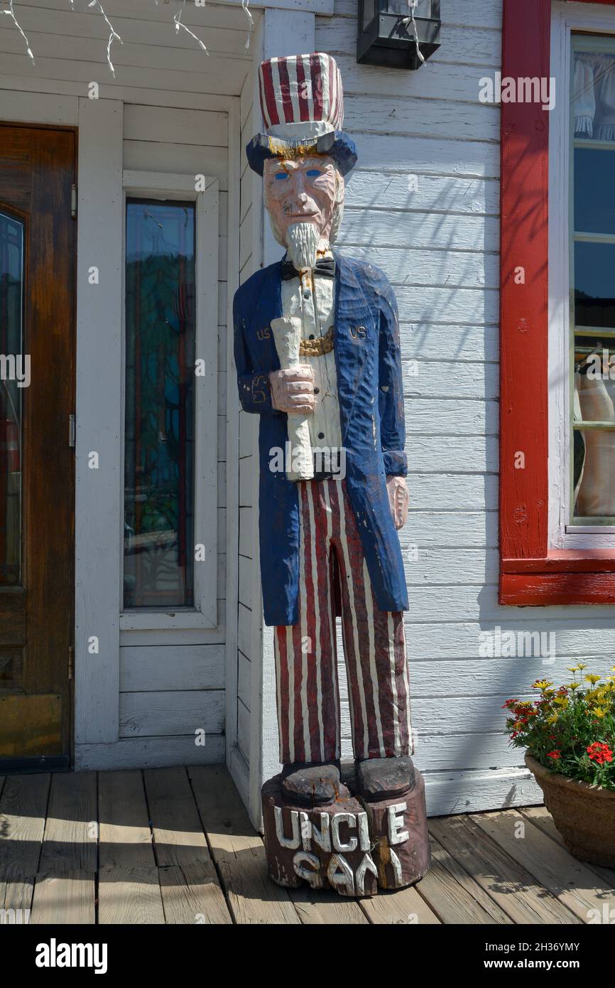 Eine überlebensgroße Holzskulptur von Onkel Sam vor einem Geschäft in Jackson Hole, Wyoming. Stockfoto