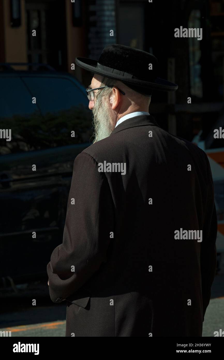 Ein älterer chassidischer Mann, der die Straße in Williamsburg, Brooklyn, New York überquert. Stockfoto