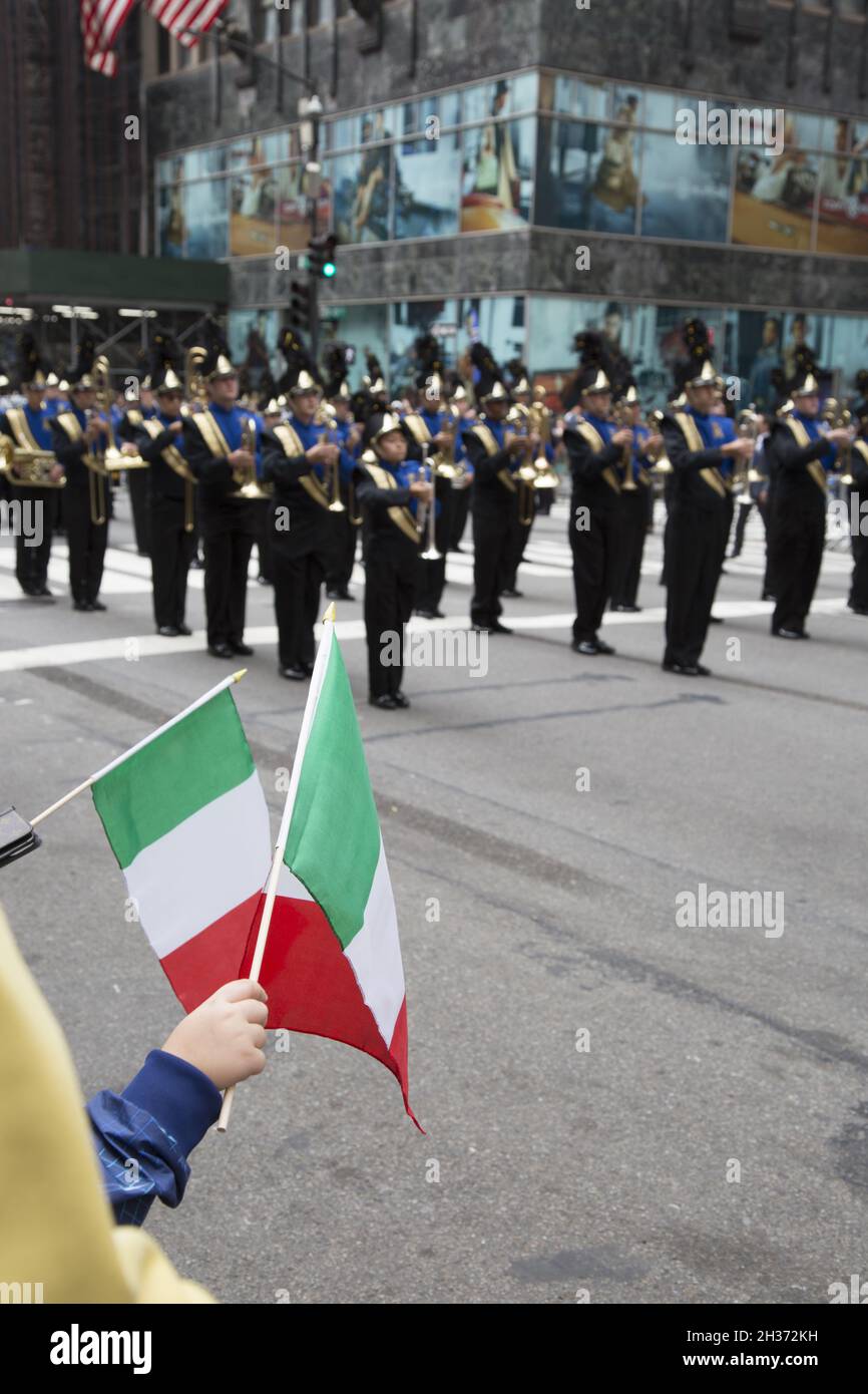 Die Marching Band der New York All-City High School marschiert bei der Columbus Day Parade 2021 auf der 5th Avenue in New York City. Stockfoto