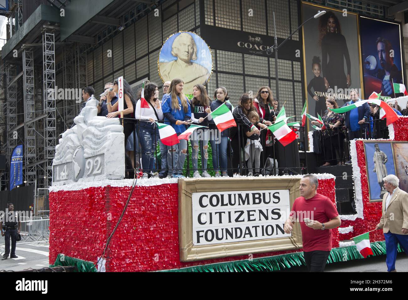 Trotz der jüngsten Kontroversen um den Platz von Christopher Columbus in der amerikanischen Geschichte rollt ein von der Columbus Citizens Foundation gesponserter Festwagen die 5th Avenue entlang, der an 1492 bei der Columbus Day Parade 2021 in New York City erinnert. Stockfoto