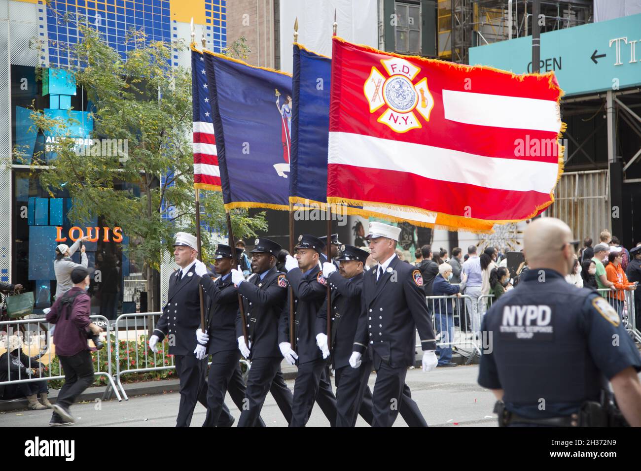 Die Feuerwehrleute von New York City (FDNY) marschieren stolz auf die 5th Avenue bei der Columbus Day Parade im Jahr 2021. Stockfoto